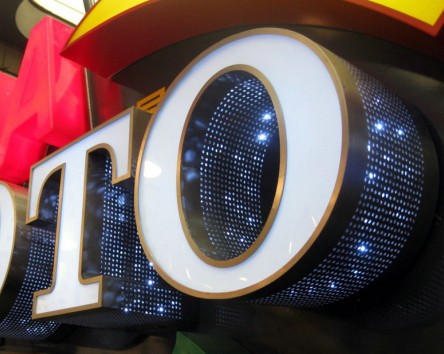 高邊網(wǎng)眼發(fā)光字