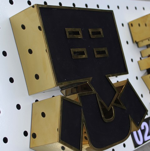 精品電鍍黃鈦，黑白板發(fā)光字